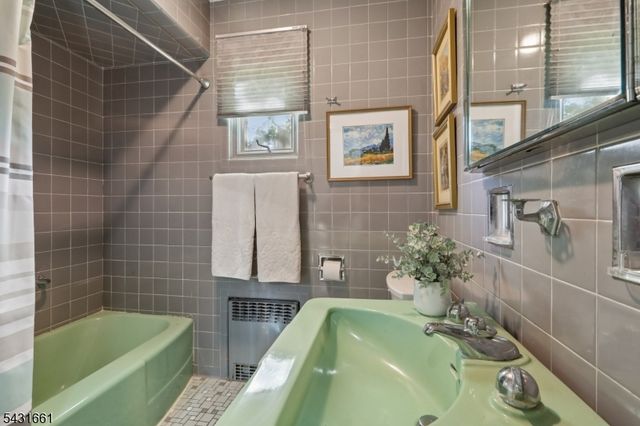122 Sunrise Dr, Hawthorne Boro, NJ 07506