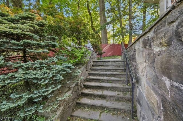 122 Sunrise Dr, Hawthorne Boro, NJ 07506