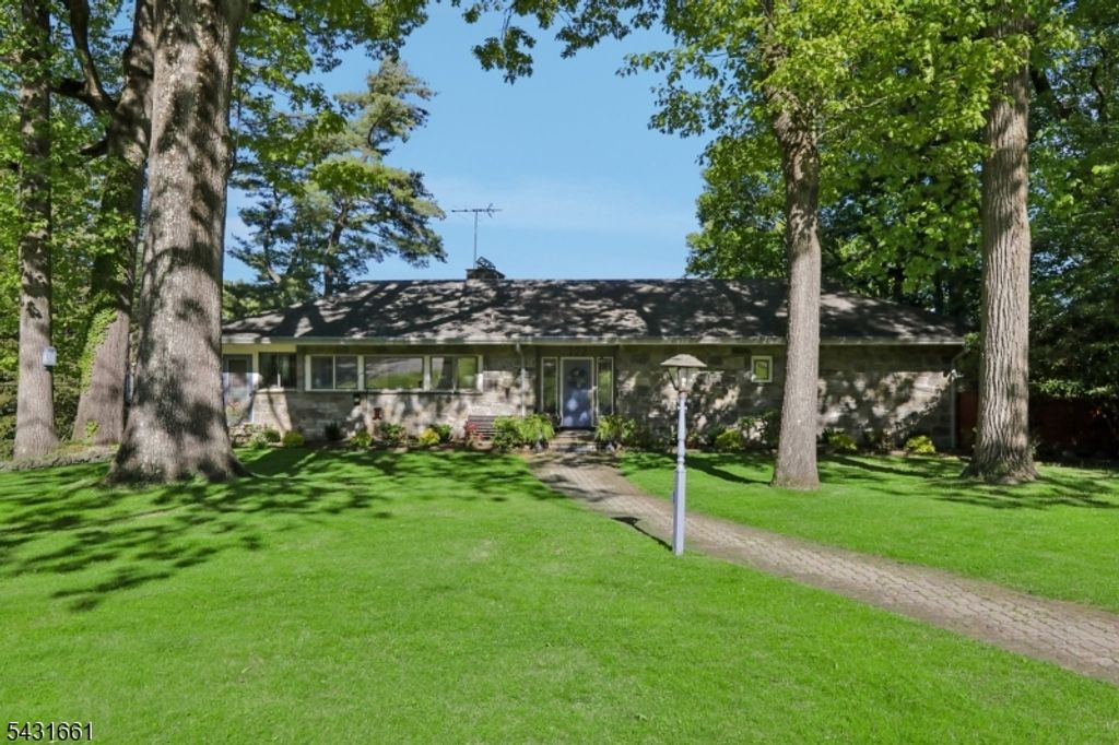 122 Sunrise Dr, Hawthorne Boro, NJ 07506