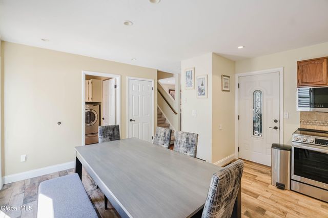 10 Cooks Court, Halfmoon, NY 12188