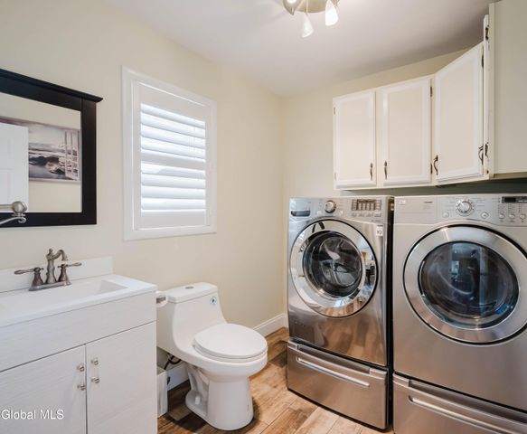 10 Cooks Court, Halfmoon, NY 12188