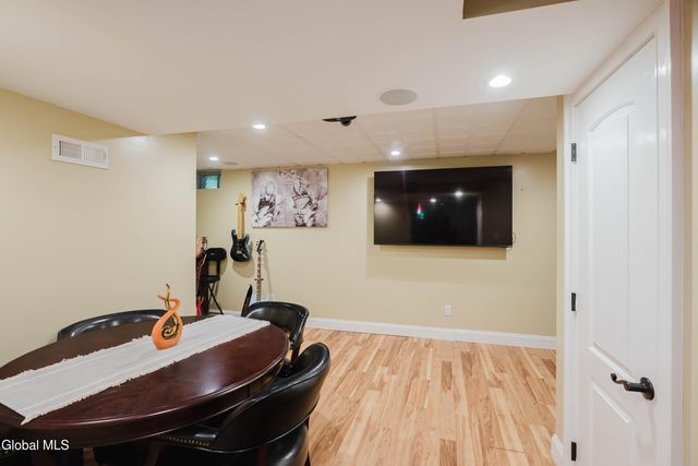 10 Cooks Court, Halfmoon, NY 12188