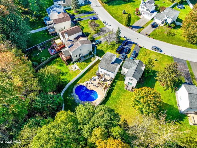 10 Cooks Court, Halfmoon, NY 12188