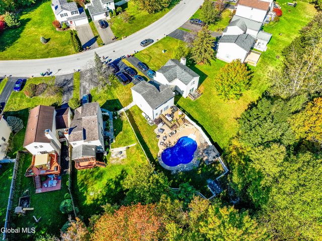 10 Cooks Court, Halfmoon, NY 12188