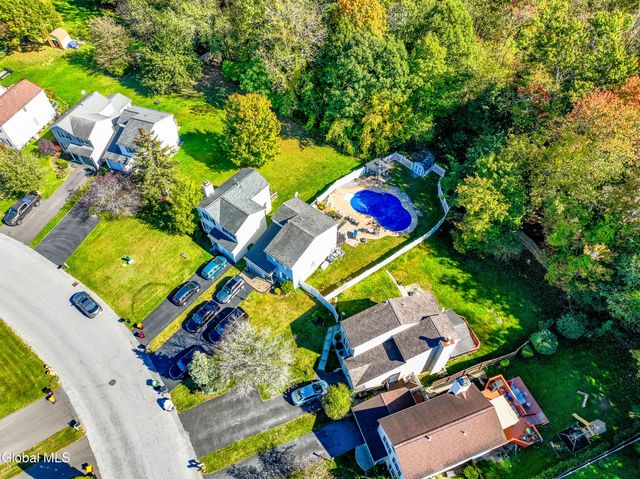 10 Cooks Court, Halfmoon, NY 12188