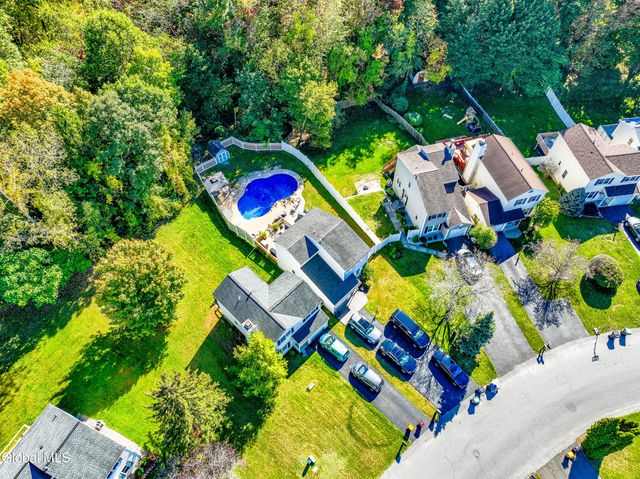 10 Cooks Court, Halfmoon, NY 12188