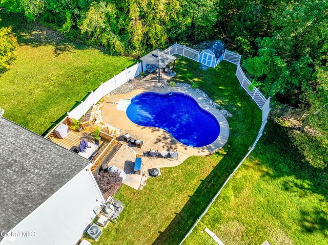 10 Cooks Court, Halfmoon, NY 12188