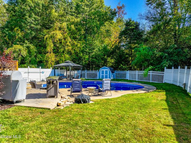 10 Cooks Court, Halfmoon, NY 12188