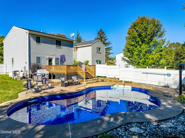 10 Cooks Court, Halfmoon, NY 12188