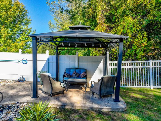 10 Cooks Court, Halfmoon, NY 12188