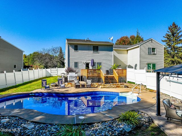 10 Cooks Court, Halfmoon, NY 12188