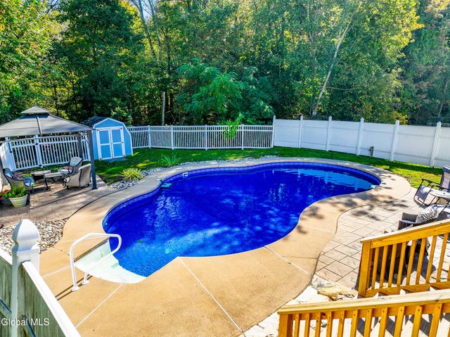 10 Cooks Court, Halfmoon, NY 12188