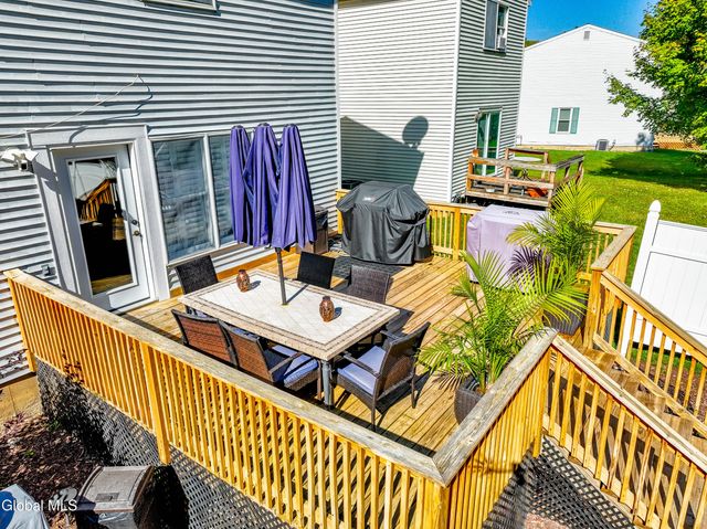 10 Cooks Court, Halfmoon, NY 12188