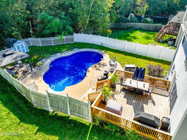 10 Cooks Court, Halfmoon, NY 12188