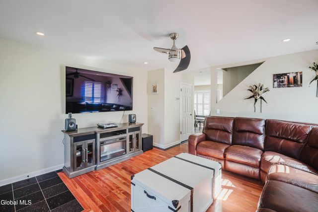 10 Cooks Court, Halfmoon, NY 12188