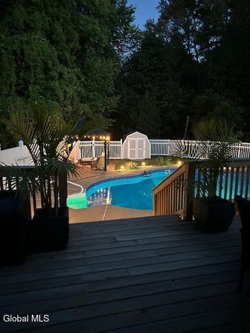 10 Cooks Court, Halfmoon, NY 12188