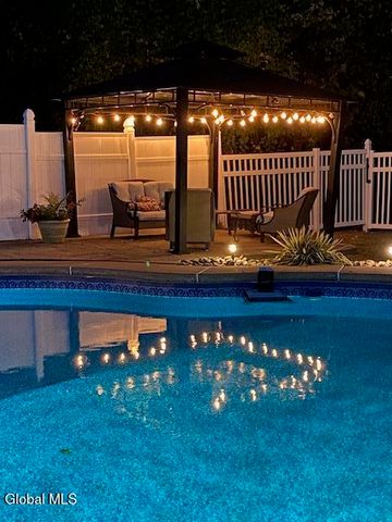 10 Cooks Court, Halfmoon, NY 12188