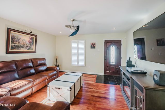 10 Cooks Court, Halfmoon, NY 12188