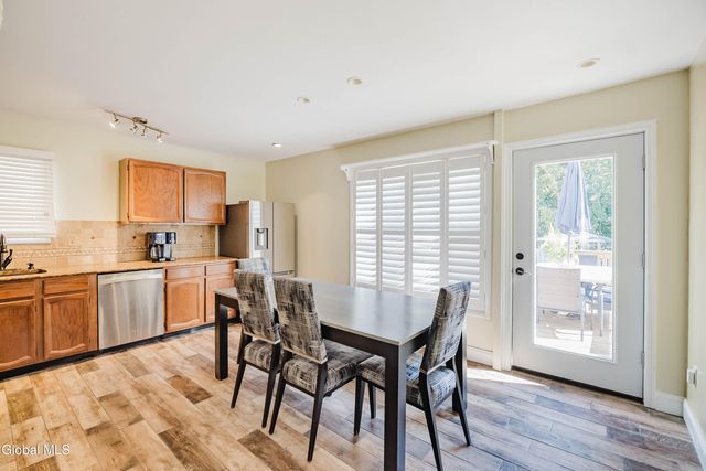 10 Cooks Court, Halfmoon, NY 12188