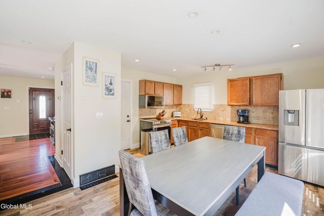 10 Cooks Court, Halfmoon, NY 12188