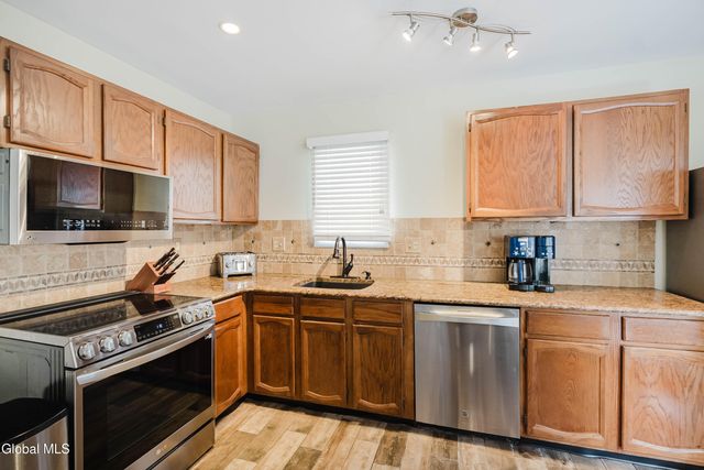 10 Cooks Court, Halfmoon, NY 12188