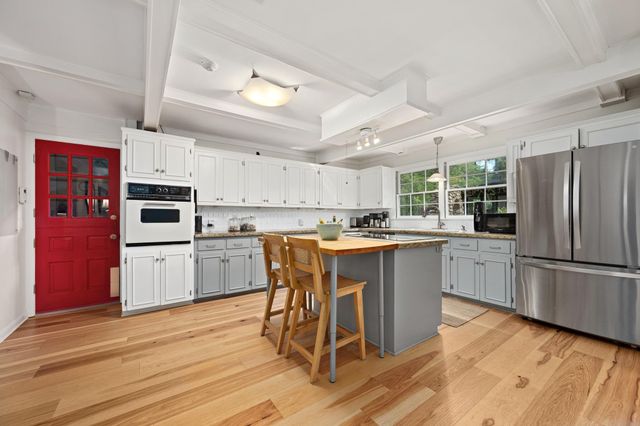 2402 Elmglen DR, Austin, TX 78704