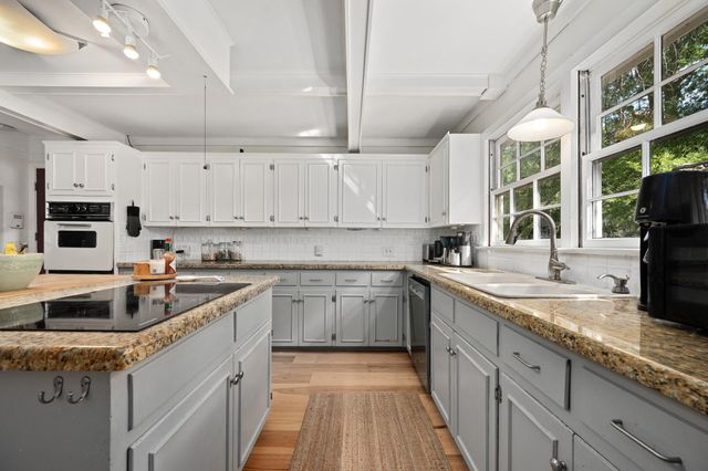 2402 Elmglen DR, Austin, TX 78704