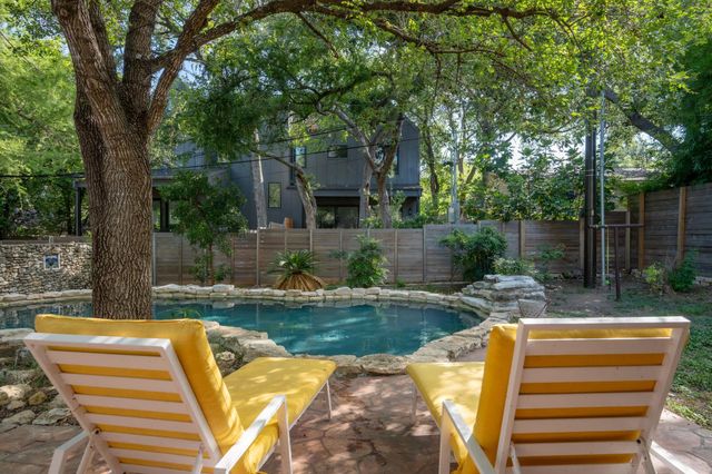 2402 Elmglen DR, Austin, TX 78704