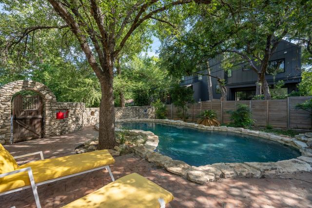 2402 Elmglen DR, Austin, TX 78704