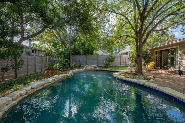 2402 Elmglen DR, Austin, TX 78704