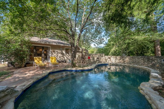 2402 Elmglen DR, Austin, TX 78704