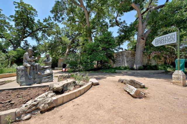 2402 Elmglen DR, Austin, TX 78704