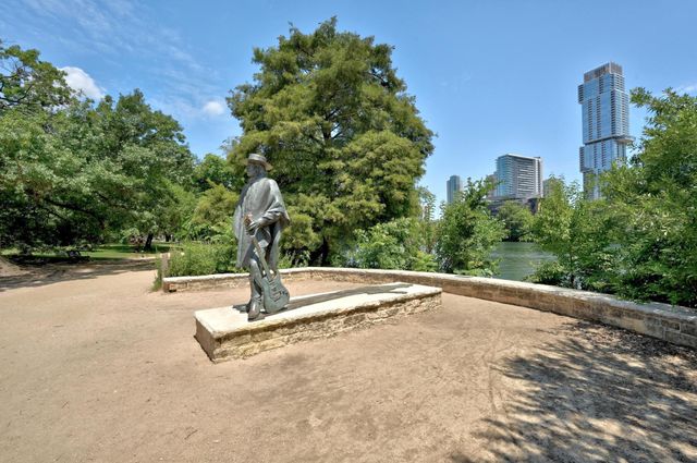 2402 Elmglen DR, Austin, TX 78704