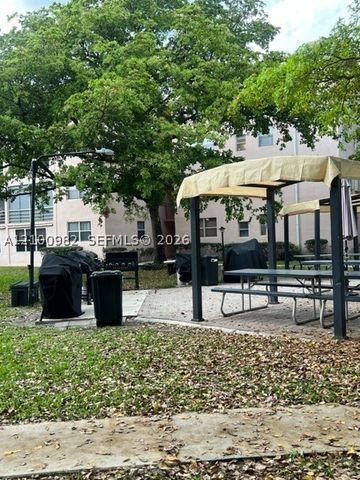 2871 Somerset Dr 218, Lauderdale Lakes, FL 33311