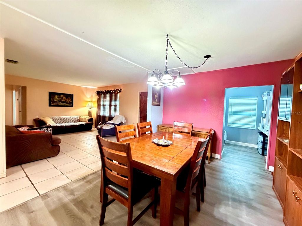 Image 13 of property listing at 3306 W BURKE STREET, Tampa, FL 33614