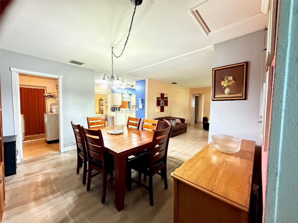 Image 17 of property listing at 3306 W BURKE STREET, Tampa, FL 33614