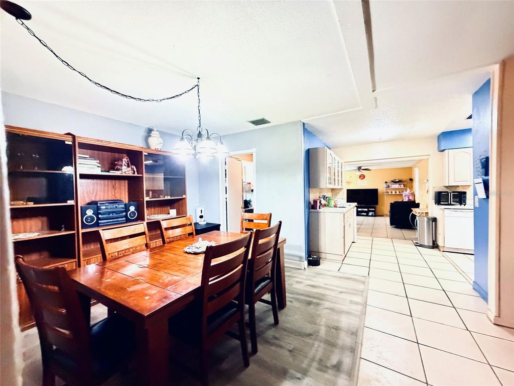 Image 18 of property listing at 3306 W BURKE STREET, Tampa, FL 33614