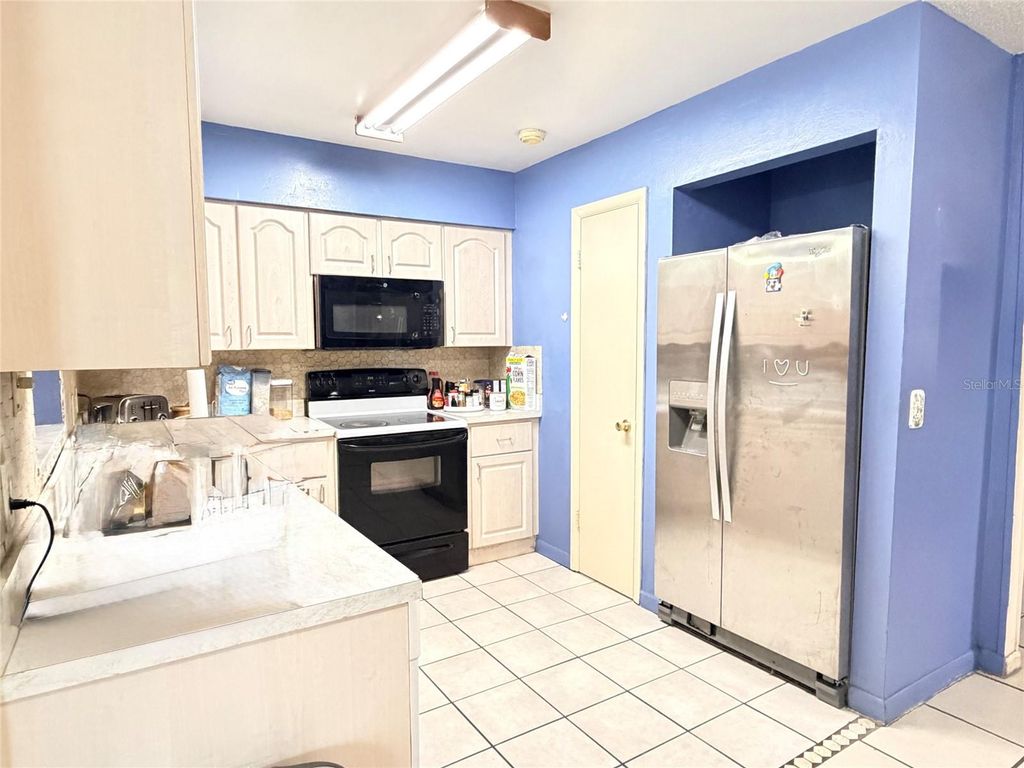 Image 20 of property listing at 3306 W BURKE STREET, Tampa, FL 33614