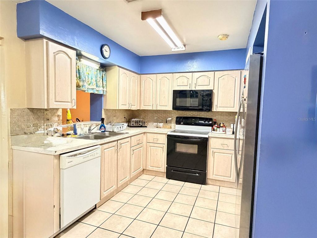 Image 21 of property listing at 3306 W BURKE STREET, Tampa, FL 33614