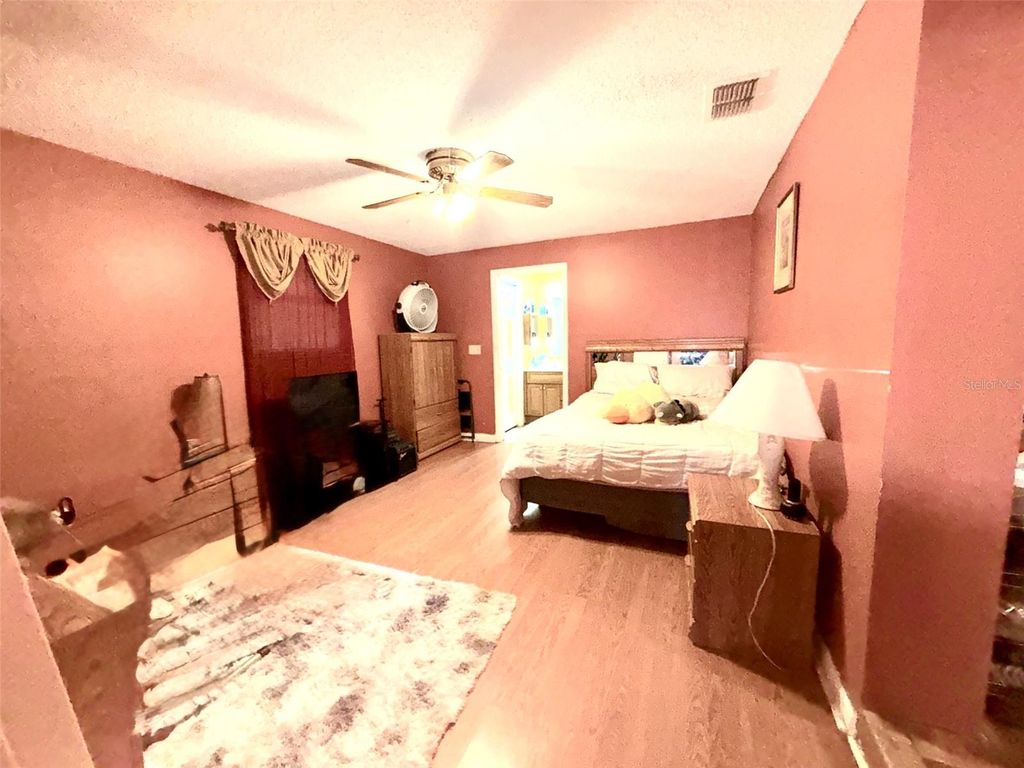 Image 24 of property listing at 3306 W BURKE STREET, Tampa, FL 33614