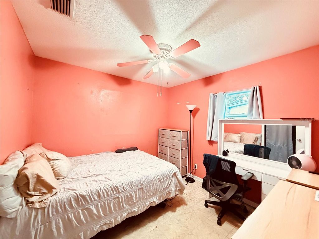 Image 28 of property listing at 3306 W BURKE STREET, Tampa, FL 33614