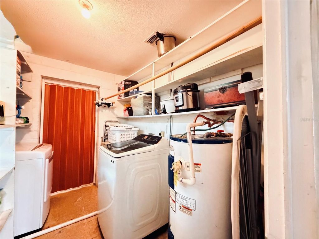 Image 30 of property listing at 3306 W BURKE STREET, Tampa, FL 33614