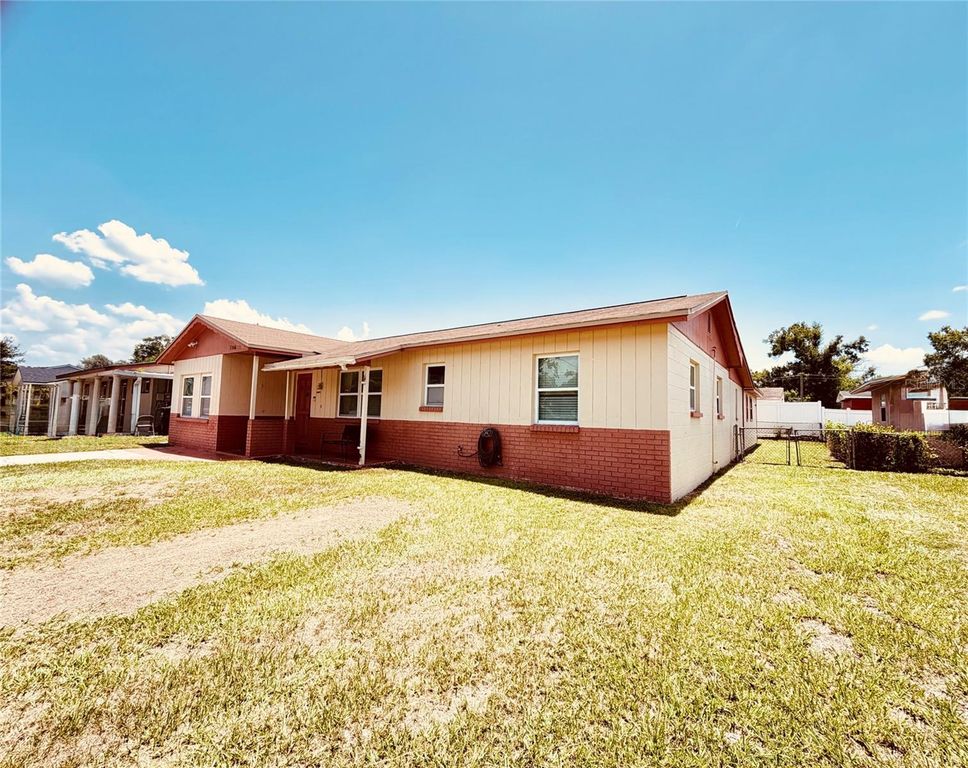 Image 4 of property listing at 3306 W BURKE STREET, Tampa, FL 33614