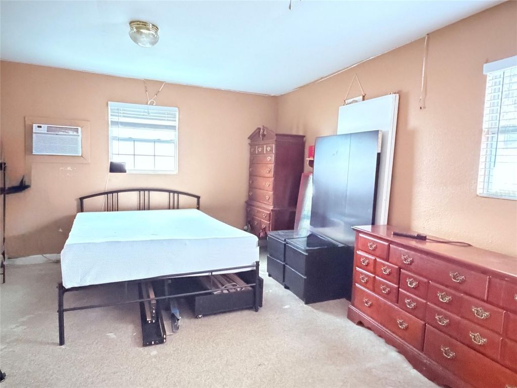 Image 33 of property listing at 3306 W BURKE STREET, Tampa, FL 33614
