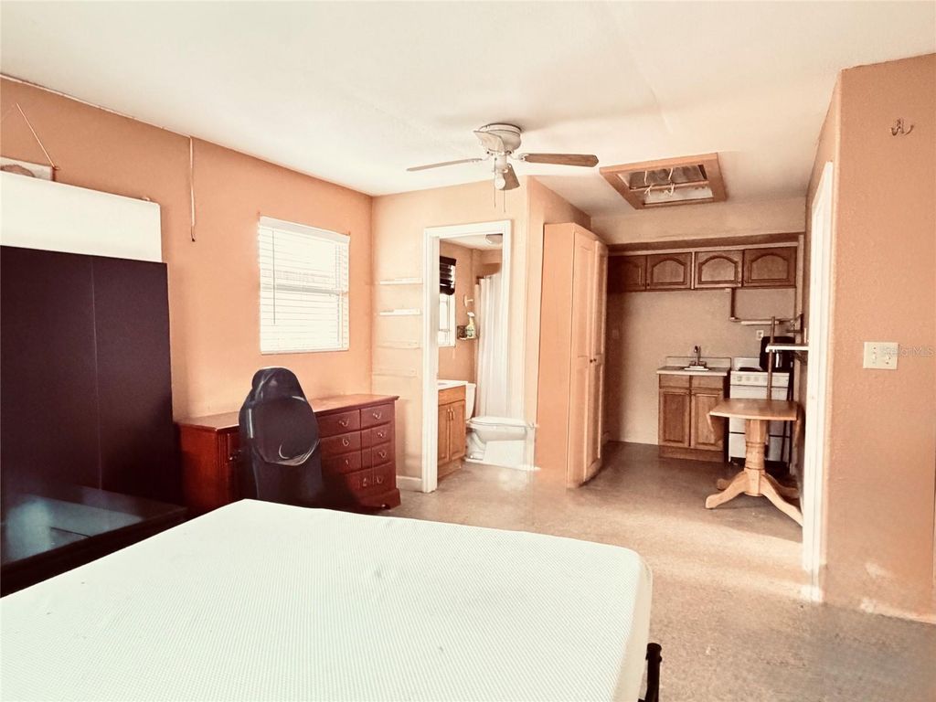 Image 35 of property listing at 3306 W BURKE STREET, Tampa, FL 33614