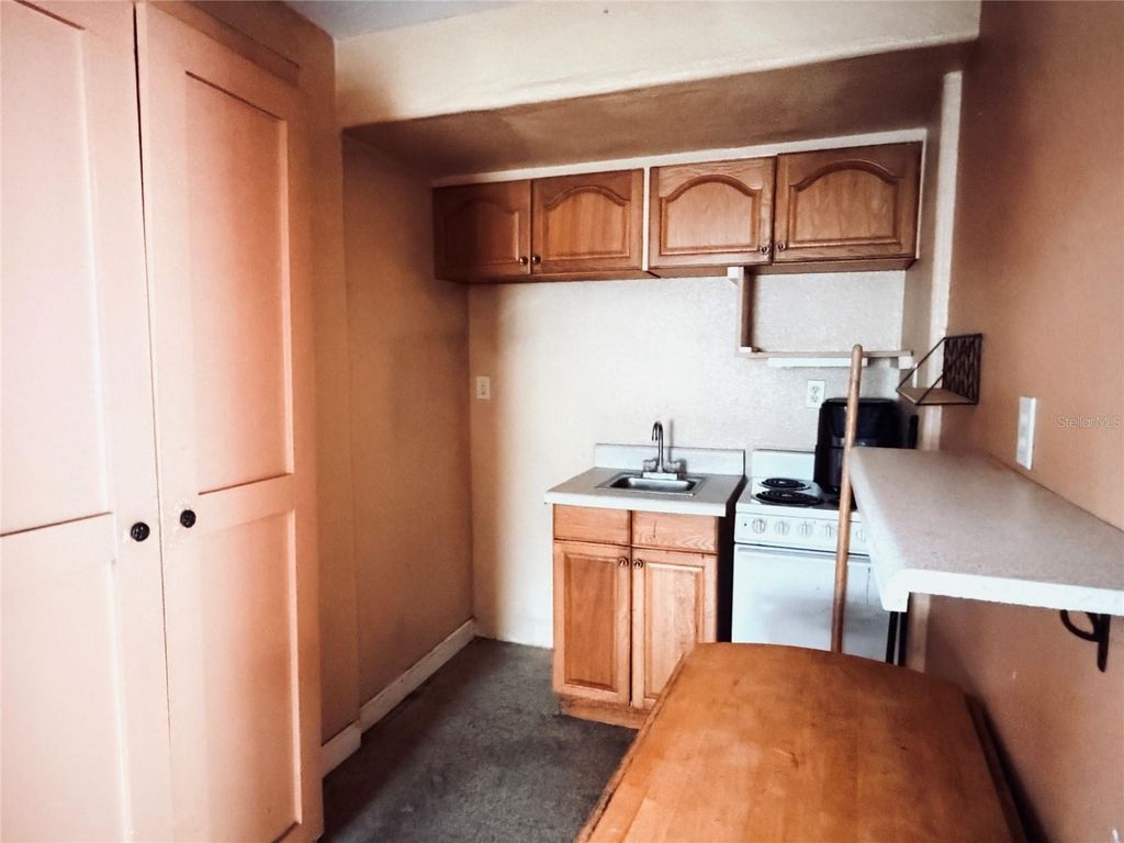 Image 37 of property listing at 3306 W BURKE STREET, Tampa, FL 33614