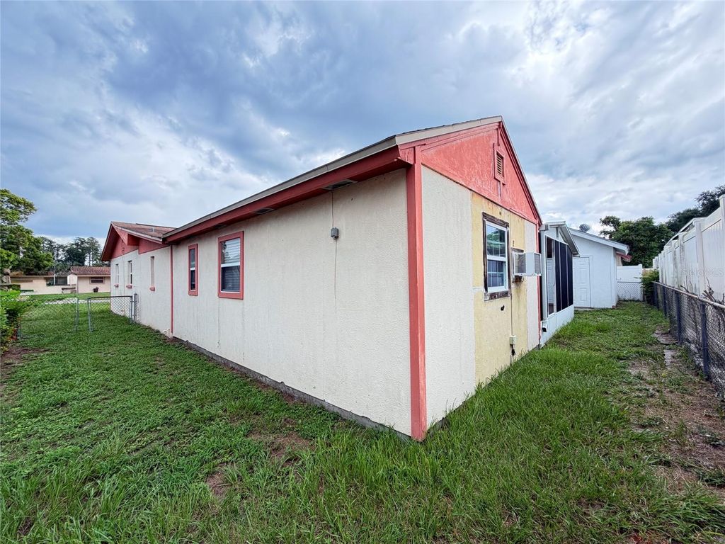 Image 5 of property listing at 3306 W BURKE STREET, Tampa, FL 33614