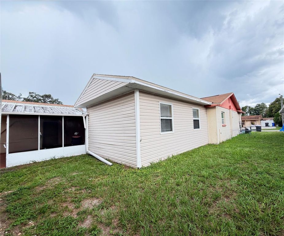 Image 6 of property listing at 3306 W BURKE STREET, Tampa, FL 33614