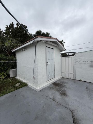 7200 SW 22nd St, Miami, FL 33155