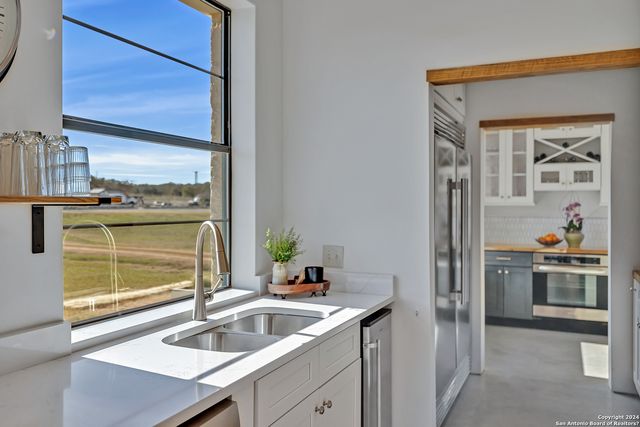 130 Overlook Dr, Fredericksburg, TX 78624